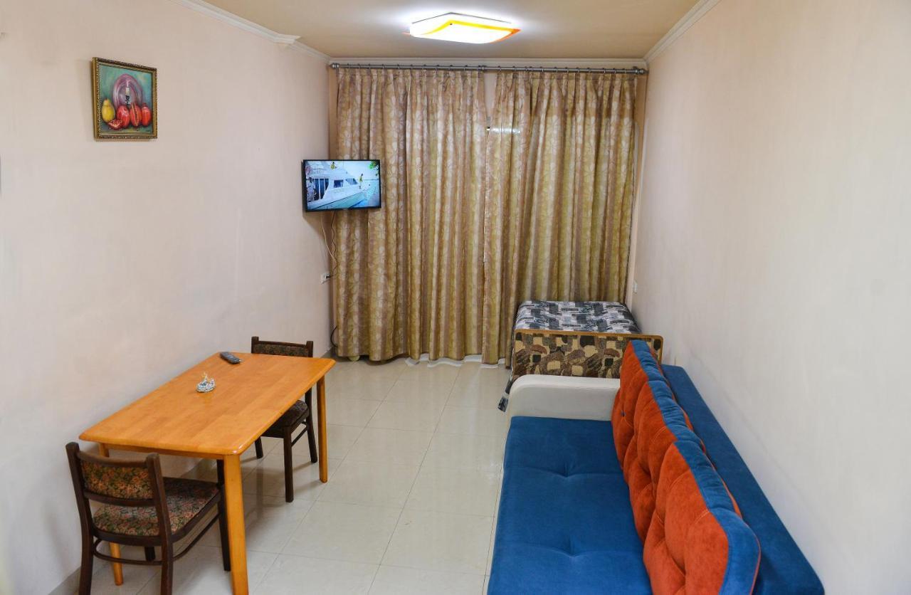Marina Apartment Yerevan Bagian luar foto